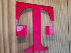 Telekom-Logo auf einer Wand