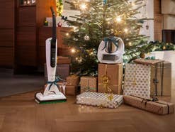 Der Vorwerk Akku-Staubsauger Kobold VK7 als Geschenk an einem Weihnachtsbaum.