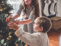 Kinder schmücken Weihnachtsbaum