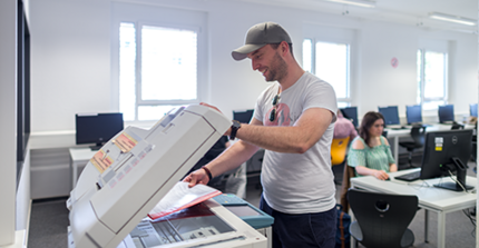 Foto eines Studenten am Drucker