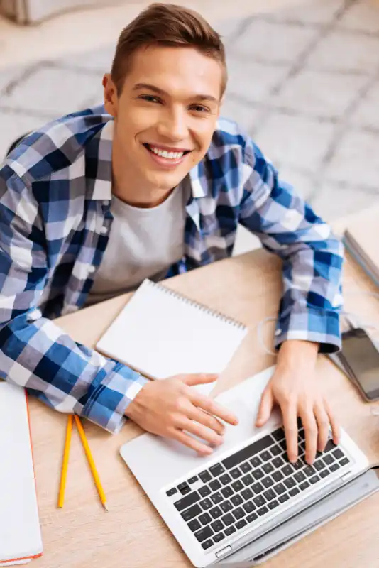 Schüler lernt mit Mathegym am Laptop