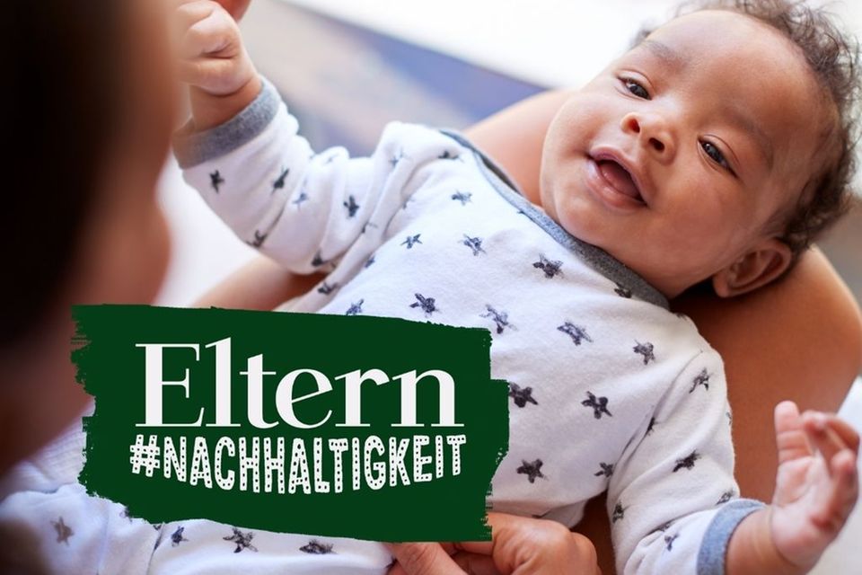 Baby liegt auf den Knien von Mama