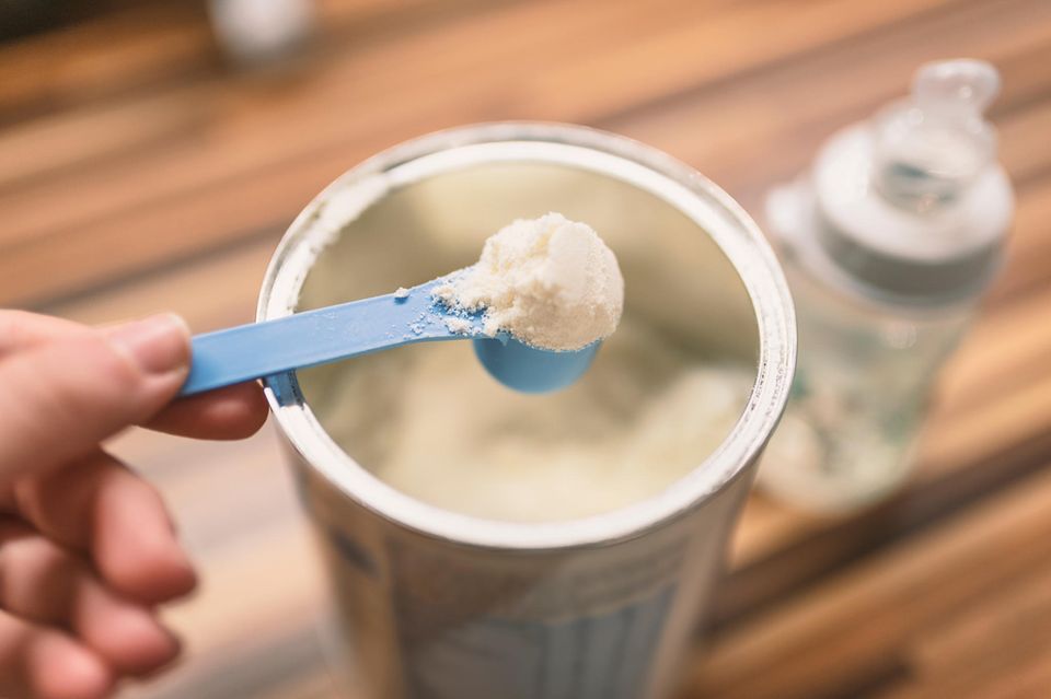 Pre-Nahrung im Test: Portionierlöffel mit Milchpulver über Pre-Milch-Dose