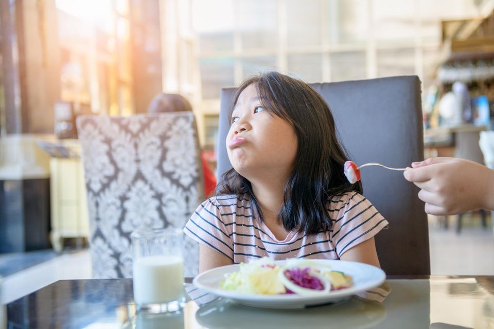 Mädchen dreht den Kopf vom Essen weg