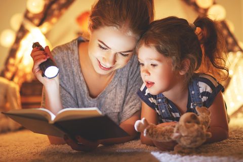 Kinderbuch-Klassiker: Mutter und Tochter schmökern gemütlich in einem Buch.