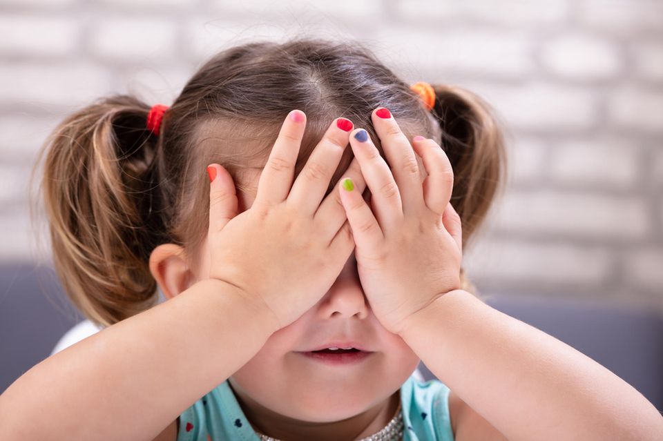 Nagellack für Kinder: Mädchen mit bunt lackierten Fingernägeln