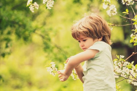 Insektenschutz für Kinder: Kind in Natur kratzt sich am Mückenstich