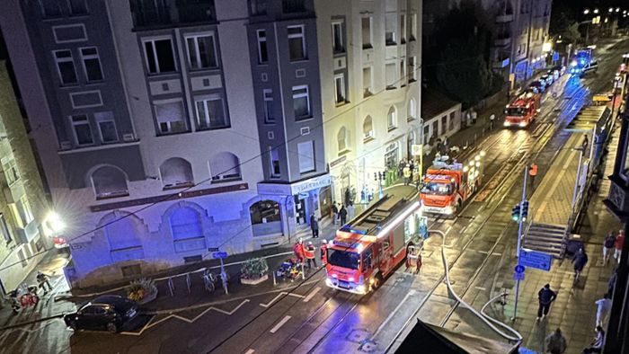 Feuerwehreinsatz in Stuttgart-Ost: Fahrrad-Akku brennt auf Balkon - Einsatzkräfte verhindern Schlimmeres