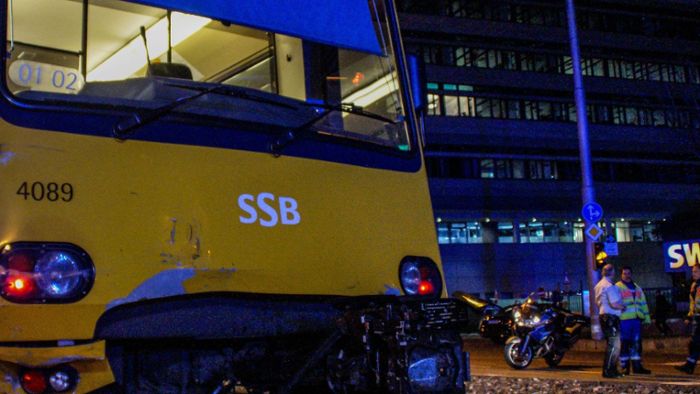 Stuttgart: Stadtbahn stößt mit Auto zusammen – Wer hatte Grün?