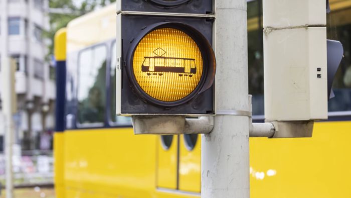 Stuttgart-Ost: Auto fährt über rote Ampel und kollidiert mit Stadtbahn