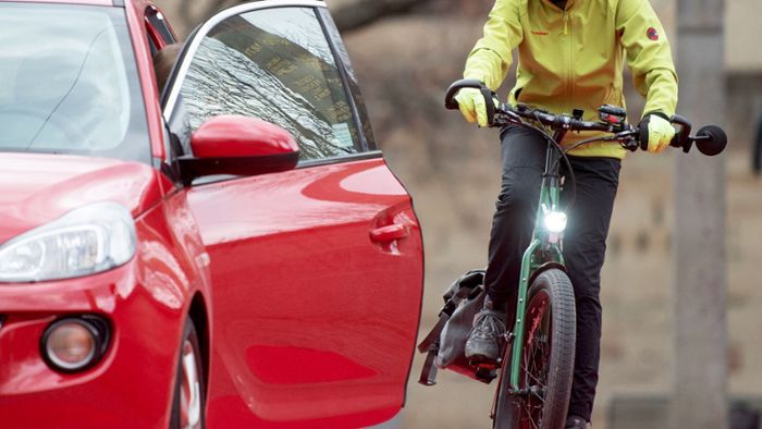 Zusammenstoß in Stuttgart-Ost: Radfahrer bei „Dooring“-Unfall schwer verletzt