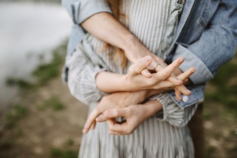 Frau und Mann umarmen sich