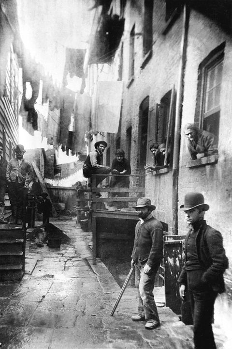 "Banditennest" nennen New Yorker diese Gasse in den Five Points, dem übelsten Slum der USA. 1889 fotografiert der Sozialreporter Jacob Riis diese Szene in dem Armenviertel im Süden Manhattans