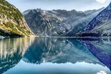 09.02.2022      "Eine wunderbare Spiegelung am frühen Morgen beim Gelmersee / Grimselpass, den man umwandern kann. Allerdings sollte man trittsicher und schwindelfrei sein."      Kamera: Olympus OM-D E-M1 Mark lll 12-100mm Blende 8 ISO 200 Brennweite 12mm Belichtungszeit 1/125  Mehr Fotos von Dorothea Oldani