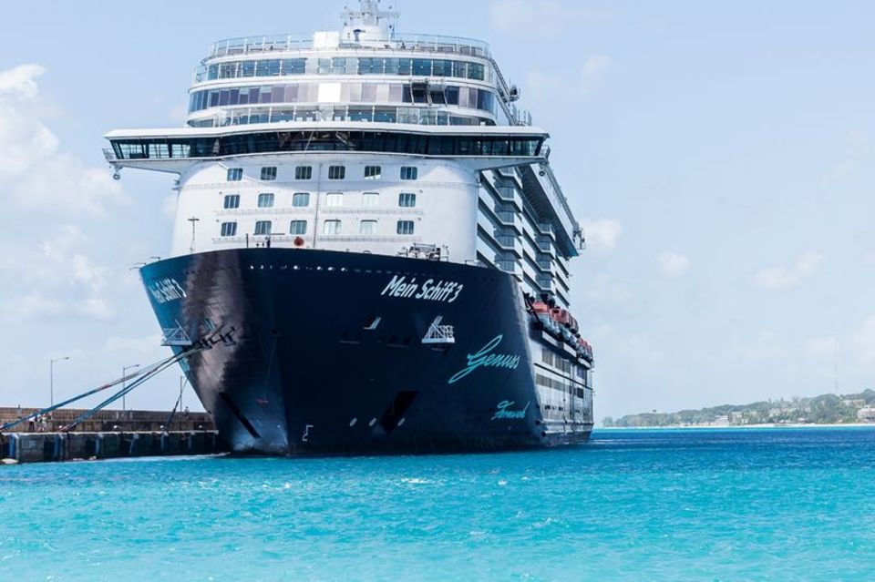 Die "Mein Schiff 3" liegt vor Barbados: 2030 sollen erste Schiffe von Tui Cruises klimaneutral unterwegs sein