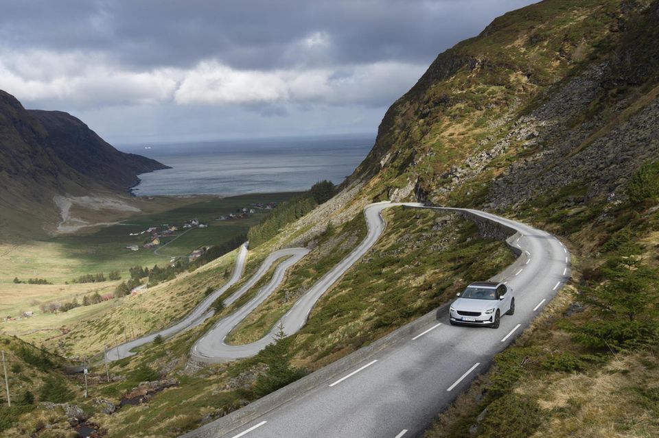 E-Auto auf norwegischen Serpentinen