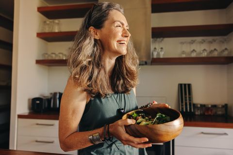 In der Menopause lagert sich bei vielen Frauen vermehrt Fett am Bauch an. Das hat Tücken: Bauchfett setzt Botenstoffe frei, die Krankheiten wie Bluthochdruck und Entzündungsprozesse begünstigen. Mit der richtigen Ernährung schützen Frauen sich (Symbolbild)