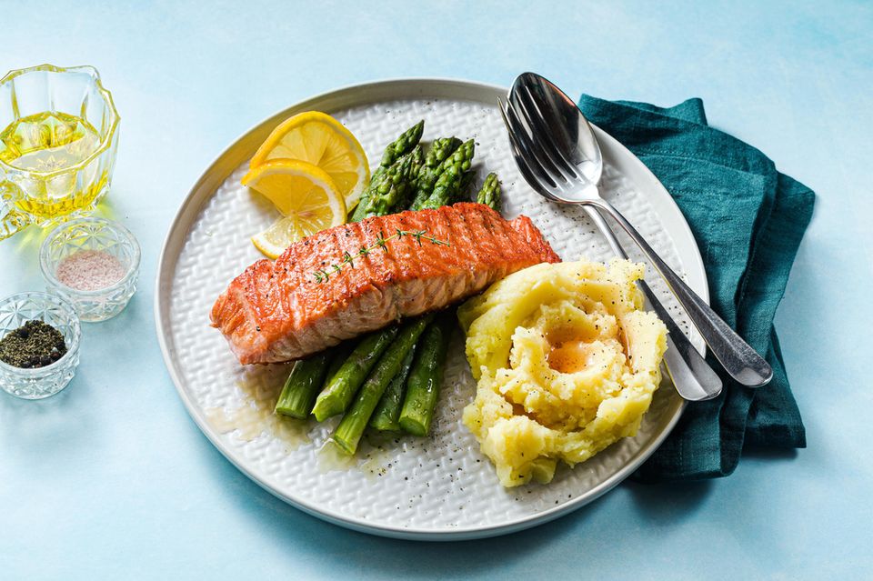 Gegrillter Lachs mit Spargel und Kartoffelpüree auf einem Teller