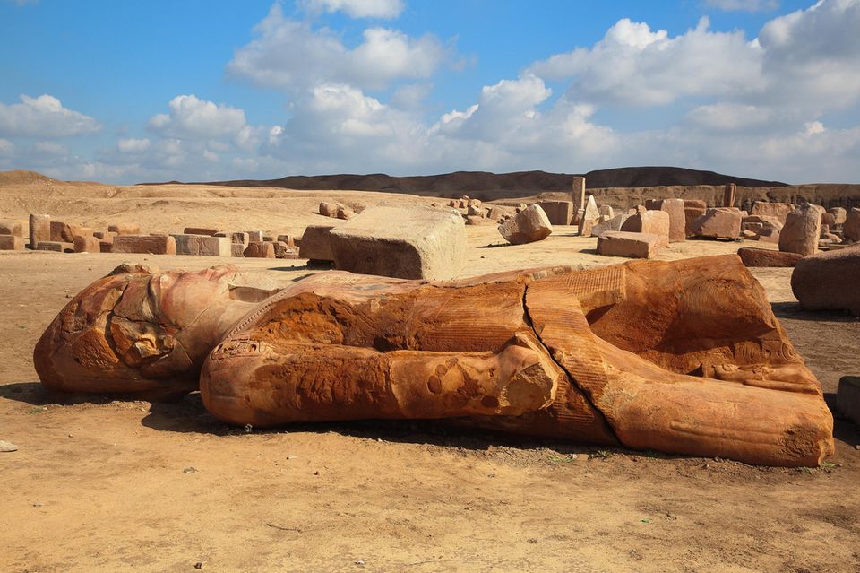 Liegende Pharaonen Statue an der Ausgrabungsstätte Tanis in Ägypten