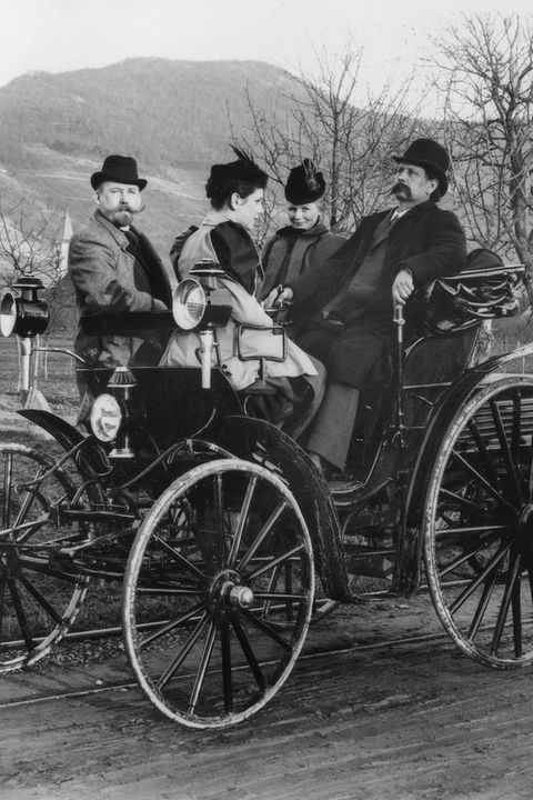 Schwarz-weiß Fotografie zeigt Carl und Bertha Benz auf der Rückbank eines Benz Victoria