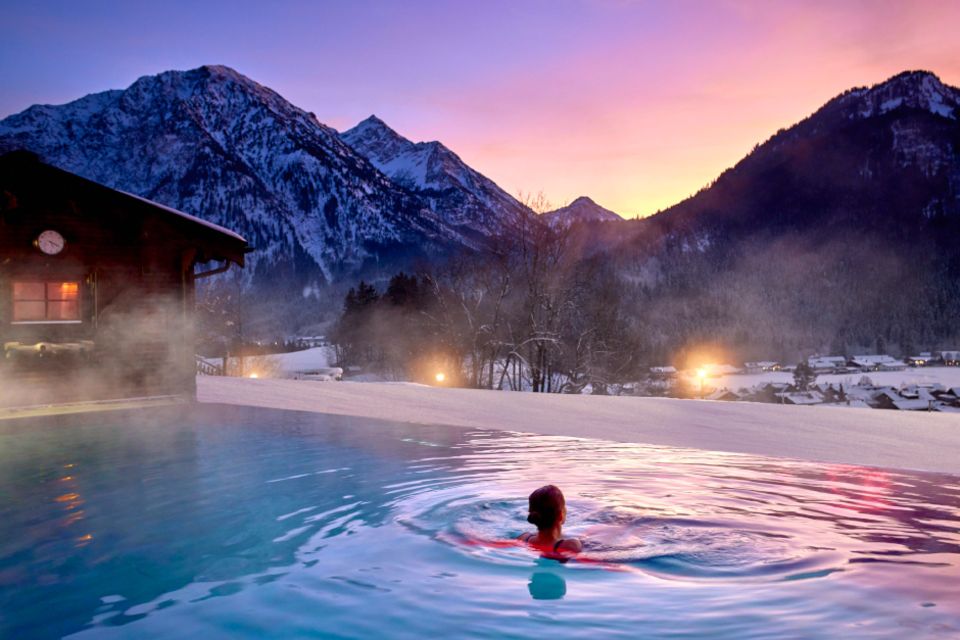 Frau in Wasser vor Sonnenuntergang