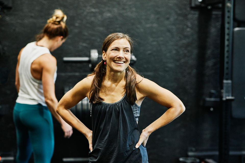 Lächelnde Frau im Fitnesscenter