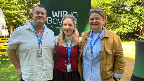 WiB-Koch Wolfgang Link (links) zusammen mit BR-Moderatorin Bettina Grillenberger (Mitte) und WiB-Köchin Diana Burkel (rechts) auf der BR Franken-Kärwa im BR Studio Nürnberg, Juni 2024 | Bild: BR