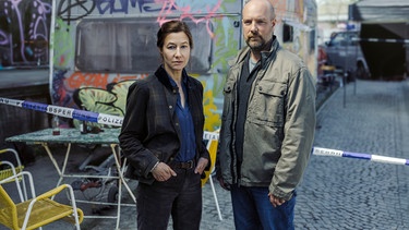 Von links. Johanna Wokalek (Rolle: Kriminalhauptkommissarin Cris Blohm) und Stephan Zinner (Rolle: Kriminalhauptkommissar Dennis Eden). | Bild: BR/PROVOBIS Gesellschaft für Film und Fernsehen mbH/Hendrik Heiden