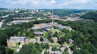 Der Halberg mit den Gebäuden des Saarländischen Rundfunks und dem Funkmast (Foto: Alexander M. Groß / SR)