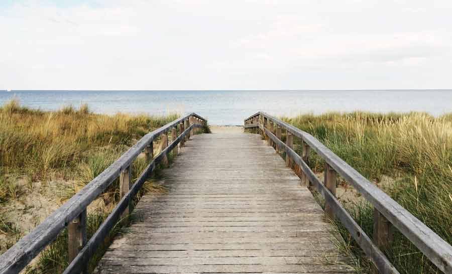 Brücke mit Dünen an der Nordsee