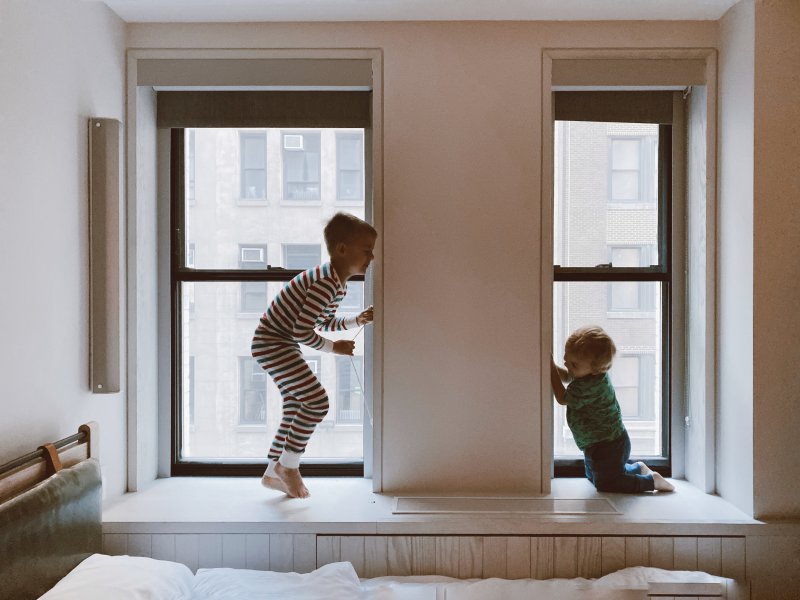 Zwei Kinder spielen im Schlafzimmer der Eltern