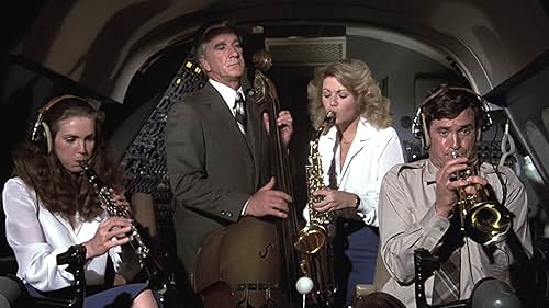 Leslie Nielsen, Robert Hays, Julie Hagerty, and Lorna Patterson in Die unglaubliche Reise in einem verrückten Flugzeug (1980)