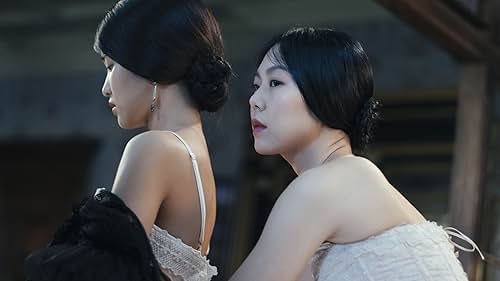 Kim Min-hee and Kim Tae-ri in Die Taschendiebin (2016)