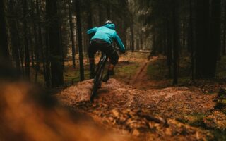 Eerst naar boven en later naar beneden - zo is het leven van deze downhill-mountainbiker in Braunlage in de Harz