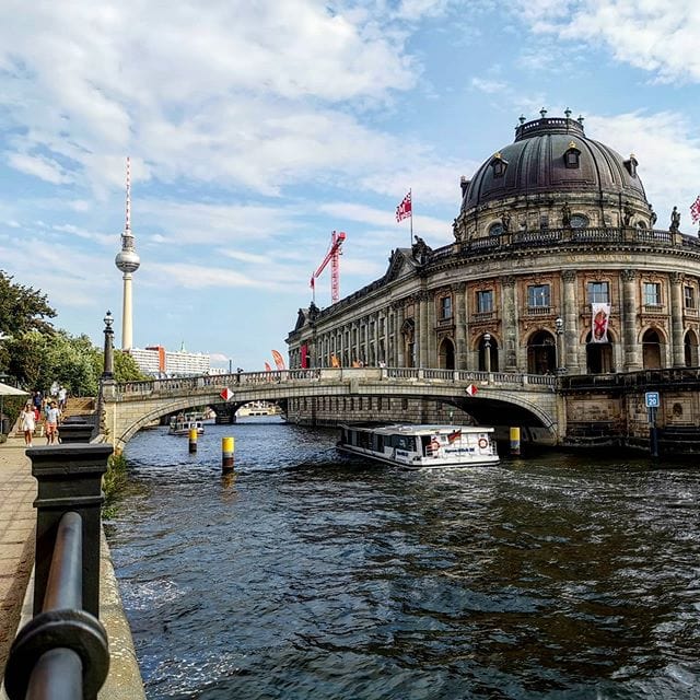 Nu dat de kleurcode van Duitsland is aangepast van ‘oranje’ (alleen noodzakelijk reizen) naar ‘geel’, kun je eindelijk beginnen met het plannen van je volgende vakantie in Duitsland! 🤩🎉
Wat vind je van een stedentrip naar Berlijn? De meeste musea zijn gelukkig ook weer open voor bezoekers. Laat je inspireren in het artikel ‘Berlijn buiten de geijkte paden’ (link vind je in onze bio) en wie weet zit je binnenkort op dezelfde plek waar deze foto werd genomen! 🙌  #eindelijkweer #reizen #berlijn #stedentrip #yippie #gelukkig #reisinspiratie #museuminselberlin #ontdekken #vakantietips #duitsland #spree #opstap #zinin #kannietwachten #reisjunkie #reisbestemming #berlinerluft