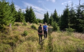 Twee mensen wandelen op het Zinser Grenzpfad in Siegen-Wittgenstein in Duitsland.