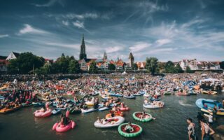 De kleurrijke waterparade op de Donau op Schwörmontag.