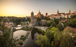 De stad Bautzen in Duitsland vanuit de verte.