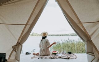 Uitzicht vanuit een tent tijden het Glamping