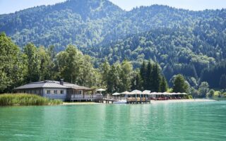 Restaurant en veerboothut van Hotel Althoff Seehotel Überfahrt aan de Chiemsee