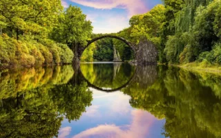 Rakotzbrücke brug over de Rakotzsee in Kromlauer Park in Saksen, Duitsland