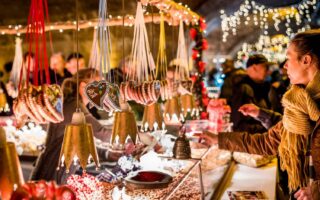 Kraam met geroosterde amandelen op de Mosel-Wein-Nachts-Markt in Traben-Trarbach, Rijnland-Palts, Duitsland