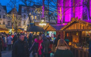 De Krippenmarkt van Kevelaer in Noordrijn-Westfalen, Duitsland trekt ieder jaar vele gasten.