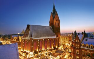 Kerstmarkt rond de marktkerk in het oude stadscentrum van Hannover in Nedersaksen in Duitsland