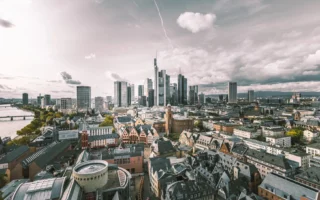 Skyline van Frankfurt am Main in Hessen, Duitsland