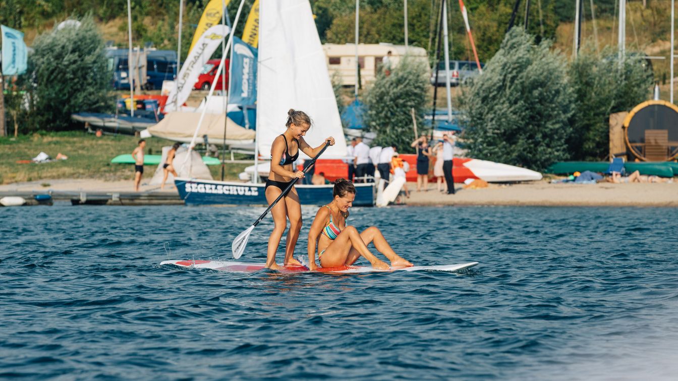 Stand-Up-Paddling auf dem Cospudener See. 