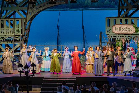 Theatervorführungen am Biedermeierstrand locken im Sommer zahlreiche Gäste an.