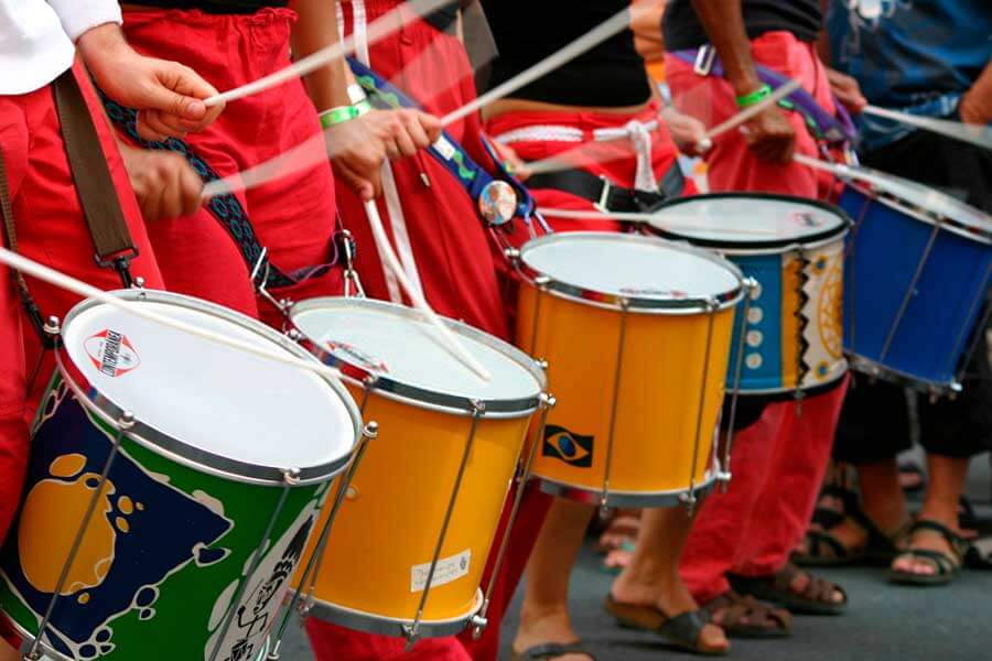 Grupo musical de samba tocando en la calle Percuforum