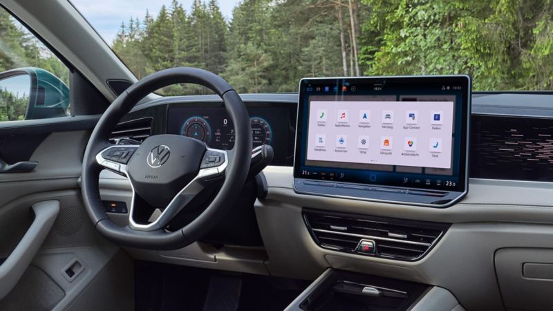 Innenansicht des VW Passat mit Blick auf die optionalen ergoActive Sitze, das Cockpit und die Jumbobox.