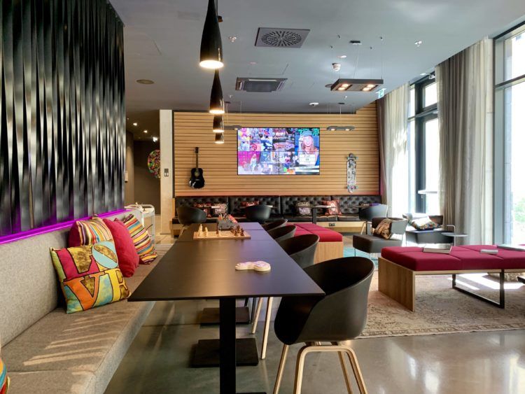 moxy frankfurt flughafen lobby